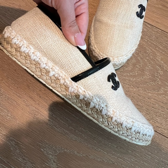 CHANEL Cream and Black Espadrille Flats - Picture 8 of 12